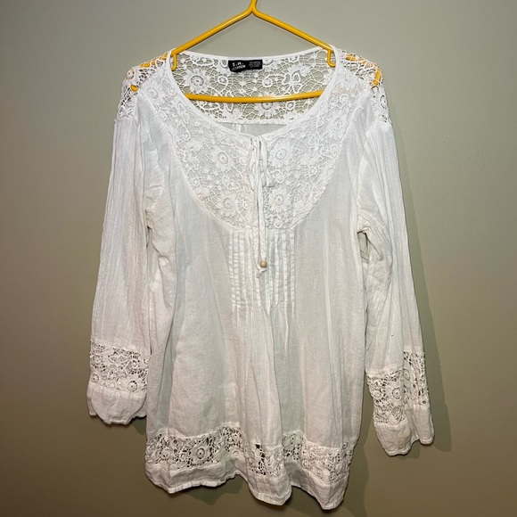 S.R. Fashions all white stylish blouse. Size: L - Picture 1 of 2